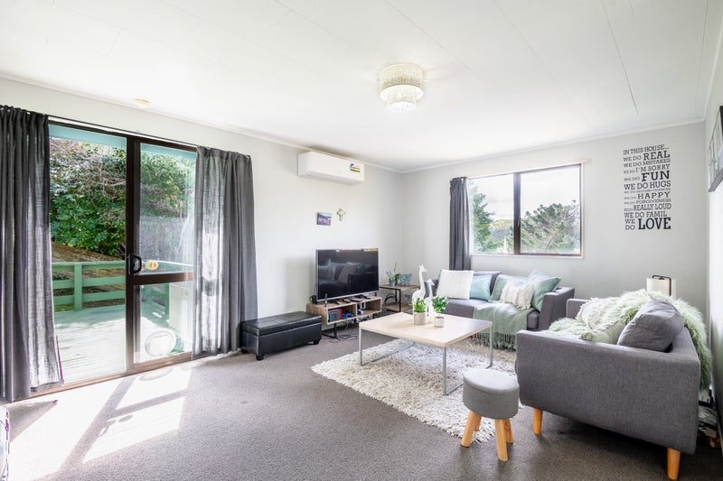 7 Bushland Grove, Paparangi, Wellington - Carousel 1