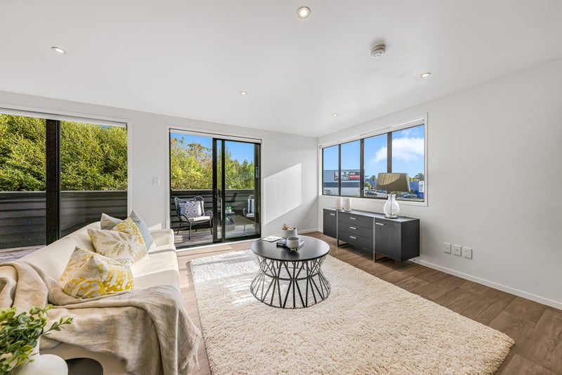 4/108 Unsworth Drive, Unsworth Heights, Auckland - Carousel 1