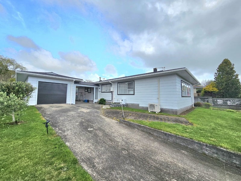 4 Poplar Grove, Whalers Gate, New Plymouth - Carousel 1