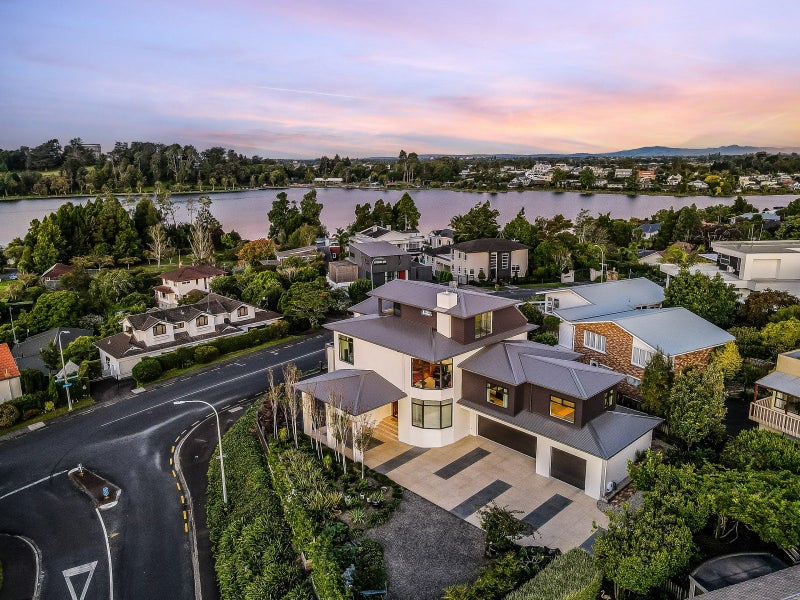 145 Lake Crescent, Hamilton Lake, Hamilton - Carousel 1