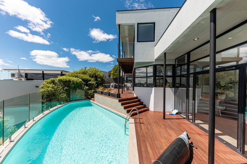 9 Inverness Lane, Redcliffs, Christchurch - Carousel 1