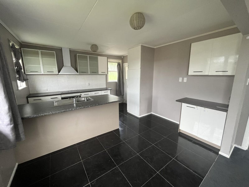 21 Worcester Place, Cannons Creek, Porirua - Carousel 2