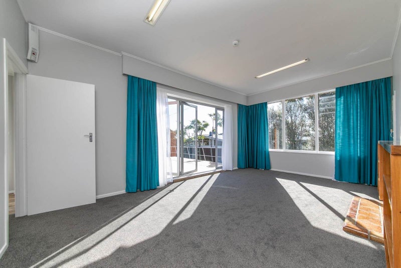 27 Highland Avenue, Titirangi, Auckland - Carousel 2