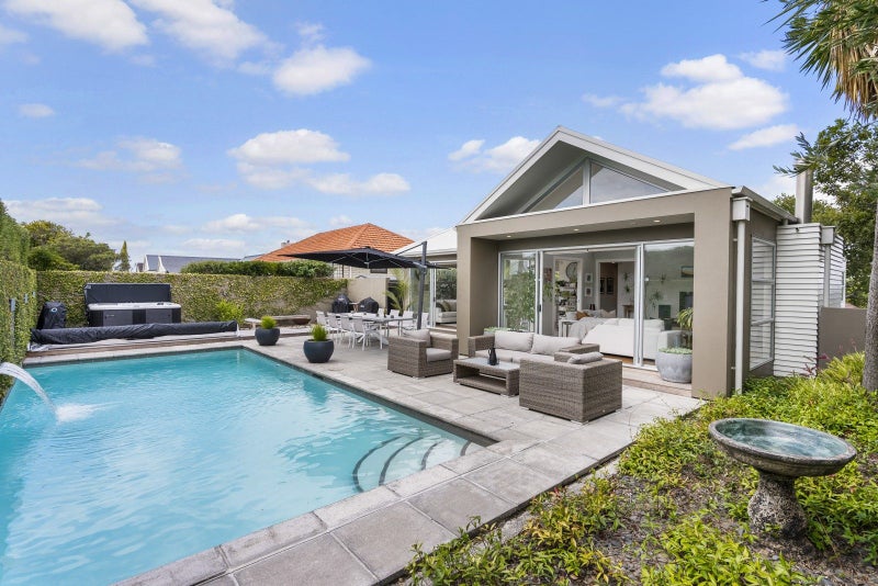 1/51 Beach ROAD, Mellons Bay, Auckland - Carousel 1