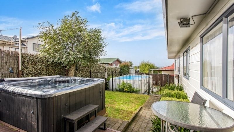 21 Killygordon Place, Massey, Auckland - Carousel 1