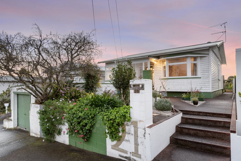 21 Oban Road, Westmere, Auckland - Carousel 1