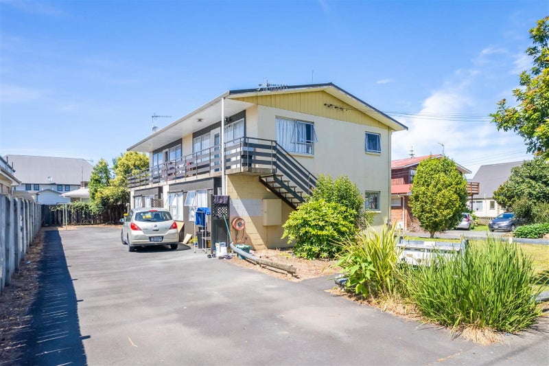 226 Old Farm Road, Hamilton East, Hamilton - Carousel 26