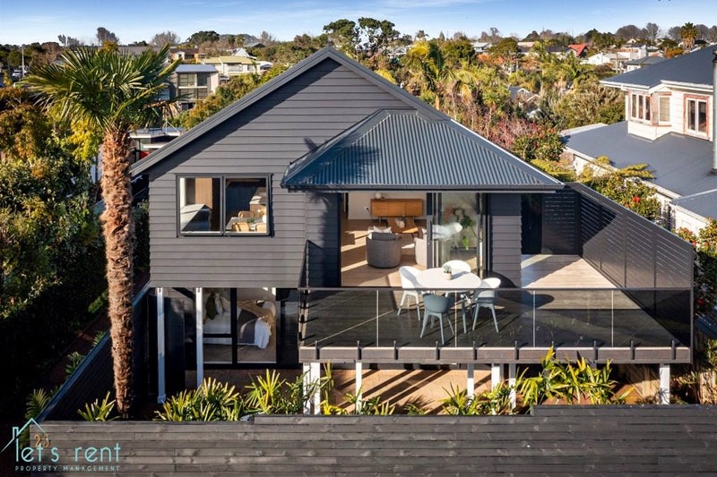 25 Johnstone Street, Point Chevalier, Auckland - Carousel 1