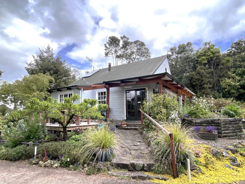 144 Takahe Road, Titirangi, Auckland - Carousel 1