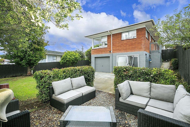 2/2 Lambrown Drive, Totara Vale, Auckland - Carousel 1