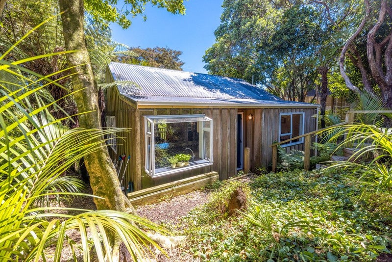 90 Queens Drive, Oneroa, Waiheke Island - Carousel 1