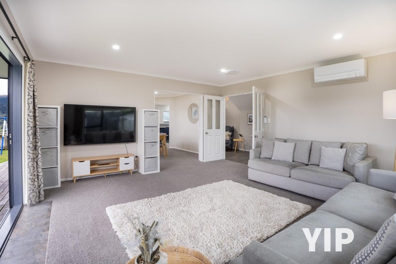 140 Woodman Drive, Tawa, Wellington - Carousel 2