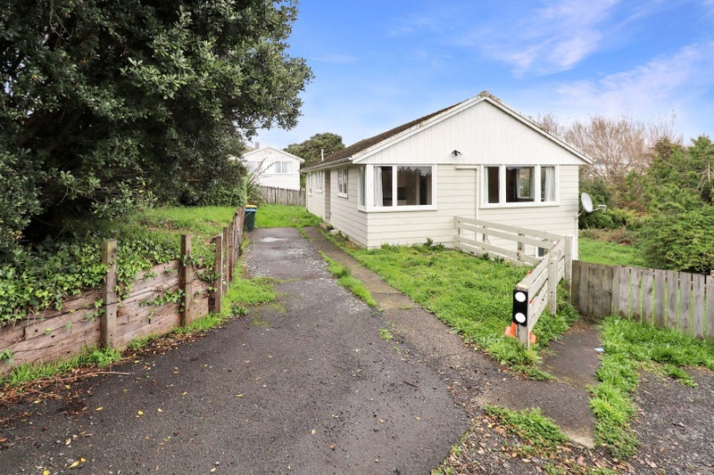 16 Komata Grove, Waitangirua, Porirua - Carousel 1