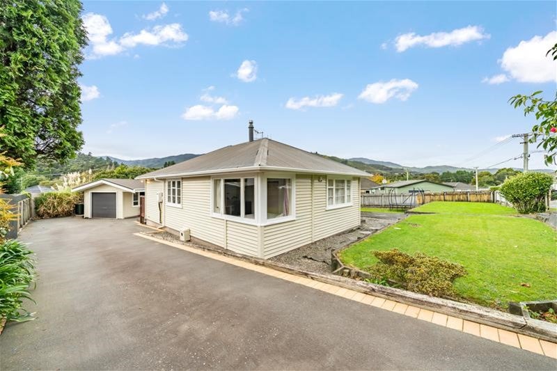 4 Sharpe Crescent, Wainuiomata, Lower Hutt - Carousel 1