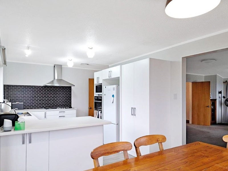 40 Seymour Grove, Kingsley Heights, Upper Hutt - Carousel 2