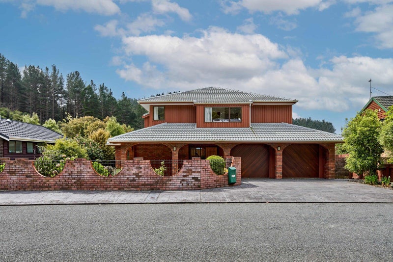 51 Peterhouse Street, Tawa, Wellington - Carousel 1
