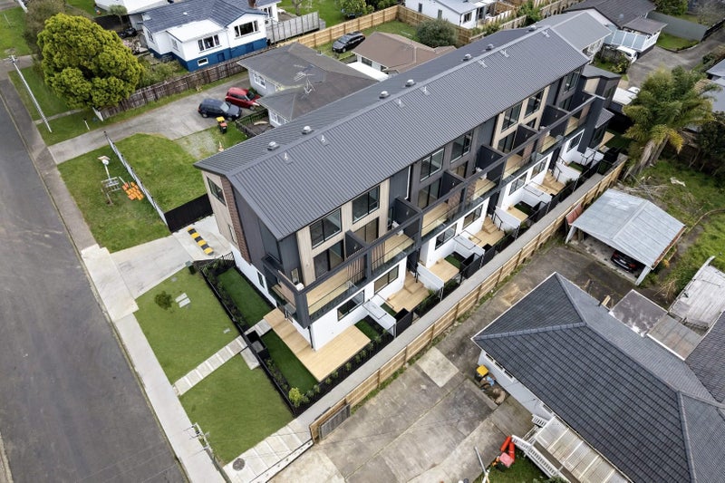 3/10 Fairclough Road, Beach Haven, Auckland - Carousel 11