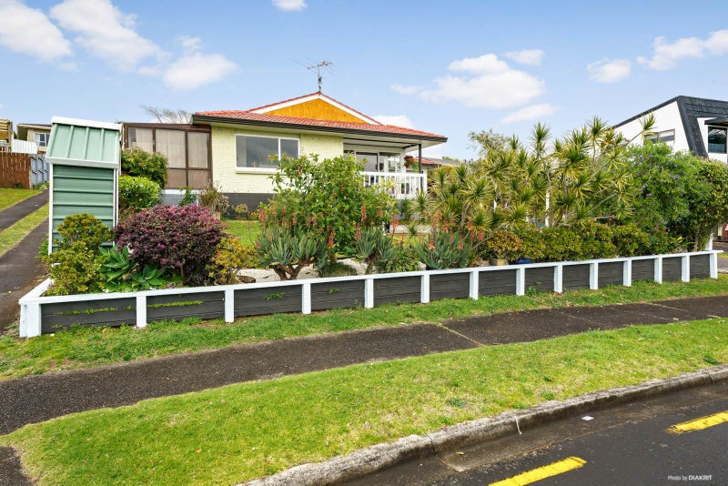 14 Dalwhinnie Parade, Highland Park, Auckland - Carousel 1