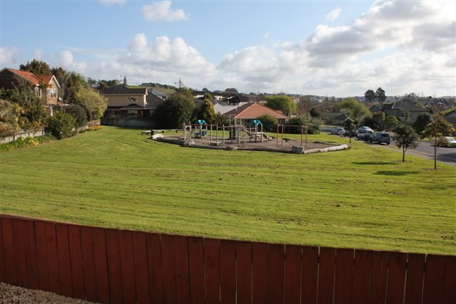 2/14 Ponderosa Drive, Oteha, Auckland - Carousel 2