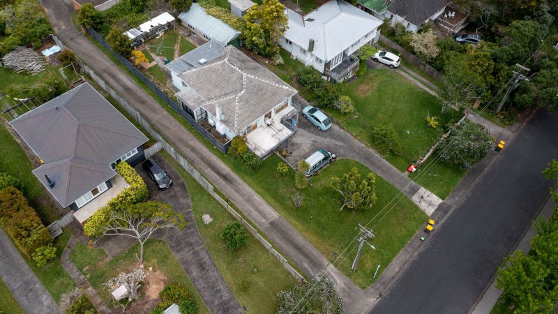 44 Cliff View Drive, Green Bay, Auckland - Carousel 2