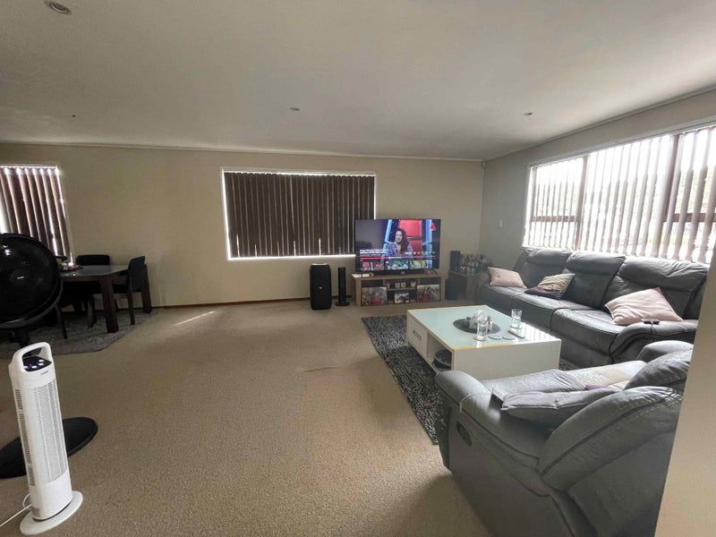 17 Highland Park Drive, Highland Park, Auckland - Carousel 2