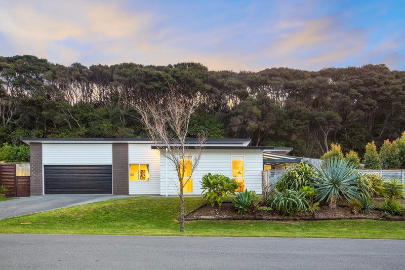 11 Banks Boulevard, Whitby, Porirua - Carousel 1