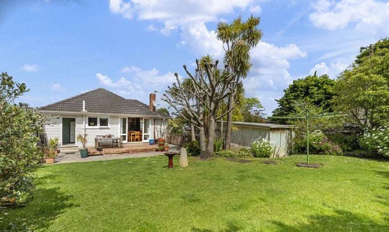 29 Weybridge Crescent, Glen Innes, Auckland - Carousel 1