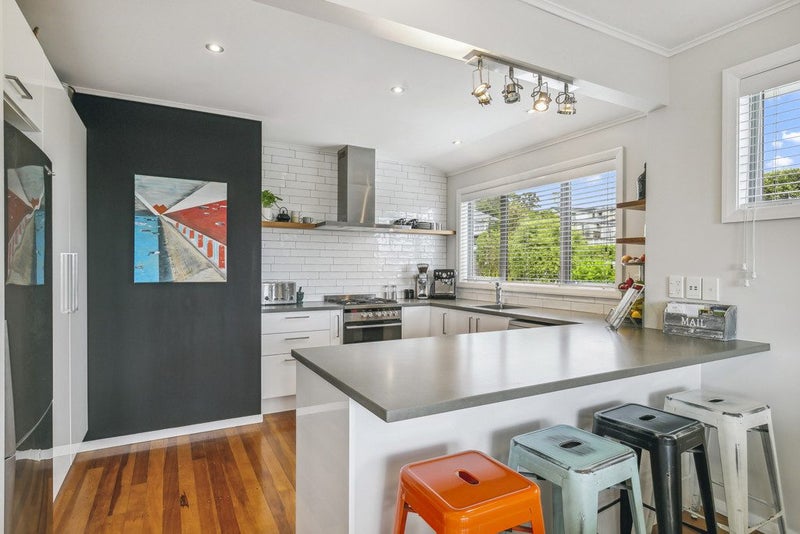 8 Paparangi Crescent, Paparangi, Wellington - Carousel 2