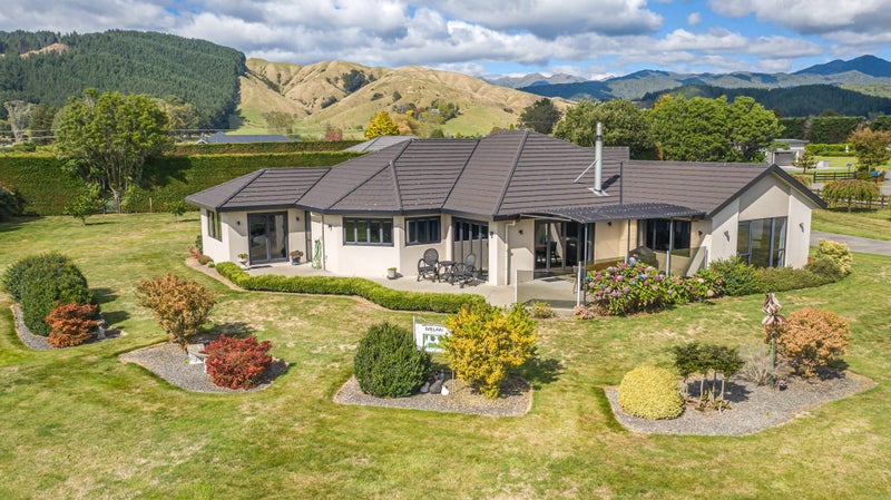 93 Pohutukawa Drive, Levin, Levin - Carousel 1
