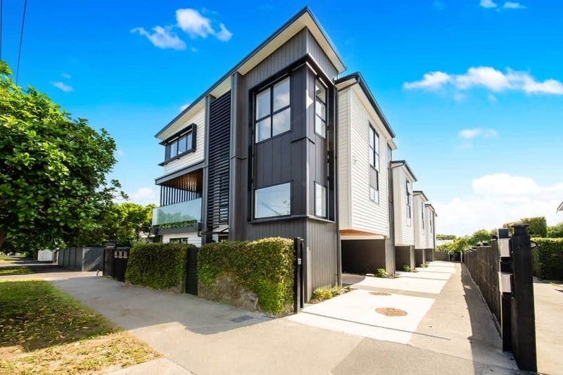 17E Kiwi Road, Point Chevalier, Auckland - Carousel 1