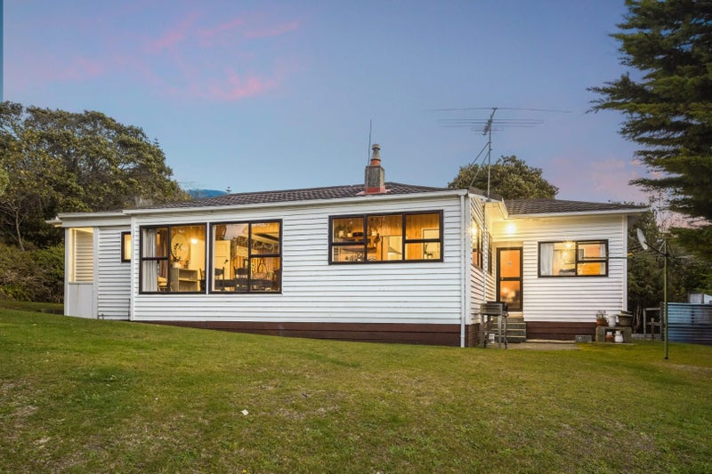 15 Pukerua Beach Road, Pukerua Bay, Porirua - Carousel 1