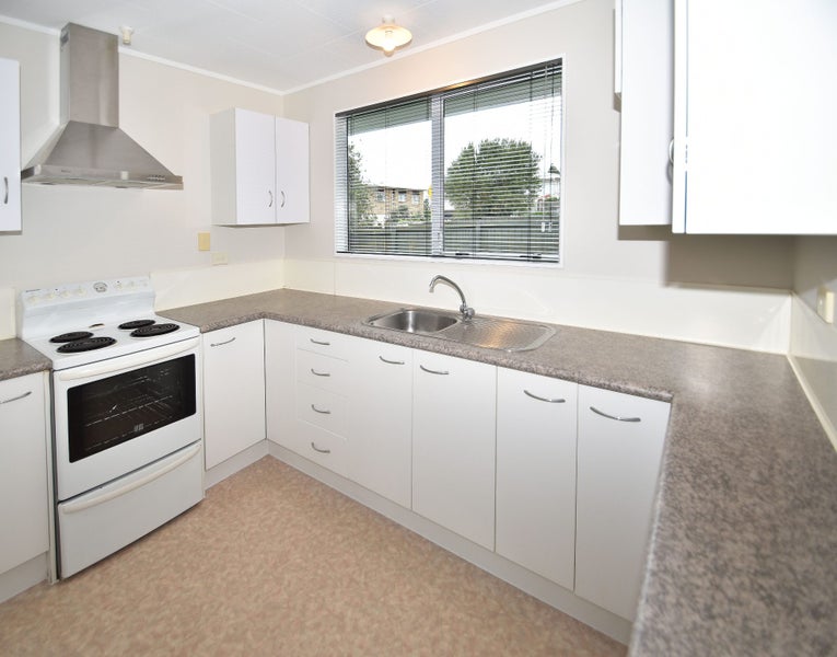 2/2 McDowell Crescent, Hillcrest, Auckland - Carousel 1