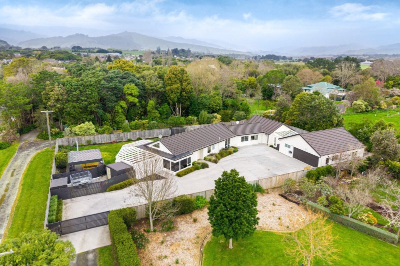 52 County Road, Otaki - Carousel 1