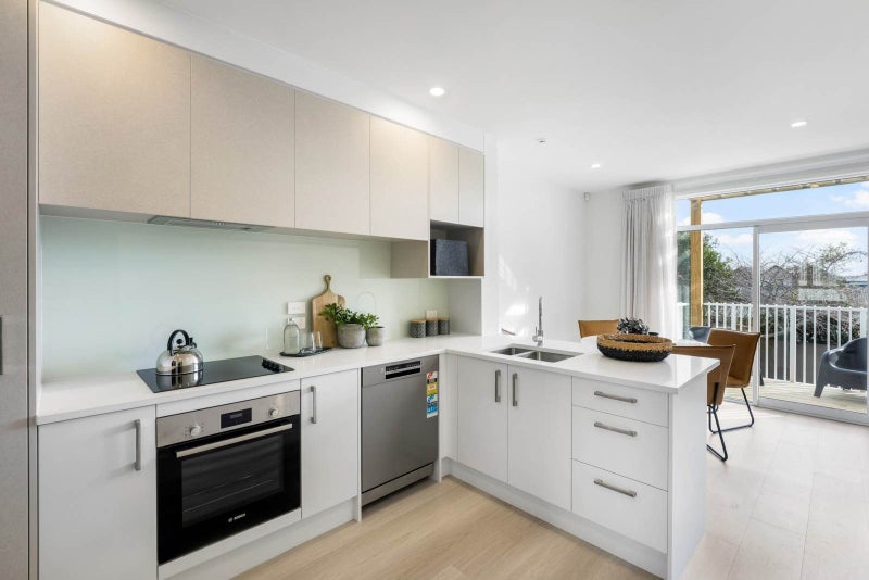 13/2 Moor Avenue, Te Atatu Peninsula, Auckland - Carousel 2