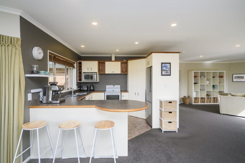 5 Sycamore Crescent, Fitzherbert, Palmerston North - Carousel 2
