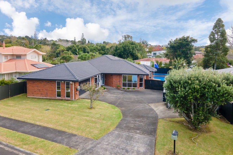 10 Taupiko Place, Green Bay, Auckland - Carousel 1