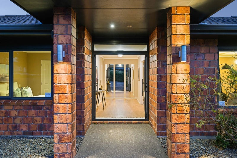 14 Compton Grove, Huntington, Hamilton - Carousel 2