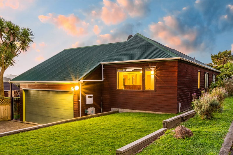 1 Kinnel Grove, Papakowhai, Porirua - Carousel 1