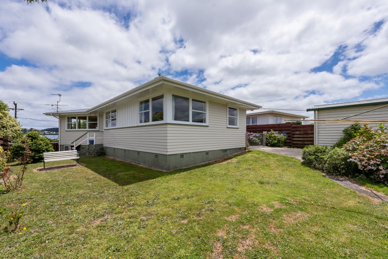 4 Pauline Way, Paparangi, Wellington - Carousel 1
