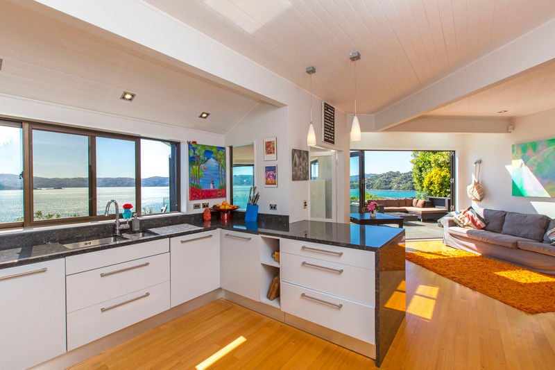 4 Rangiuru Road, Mahina Bay, Lower Hutt - Carousel 1