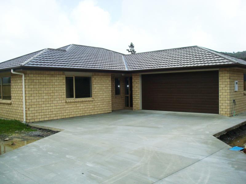 11 Sun Valley Grove, Wainuiomata, Lower Hutt - Carousel 1