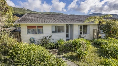 11B Florio Terrace, Tawa, Wellington - Carousel 1