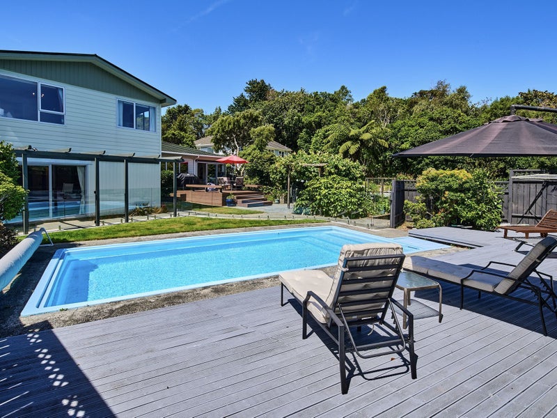 7 Tui Terrace, Tawa, Wellington - Carousel 1