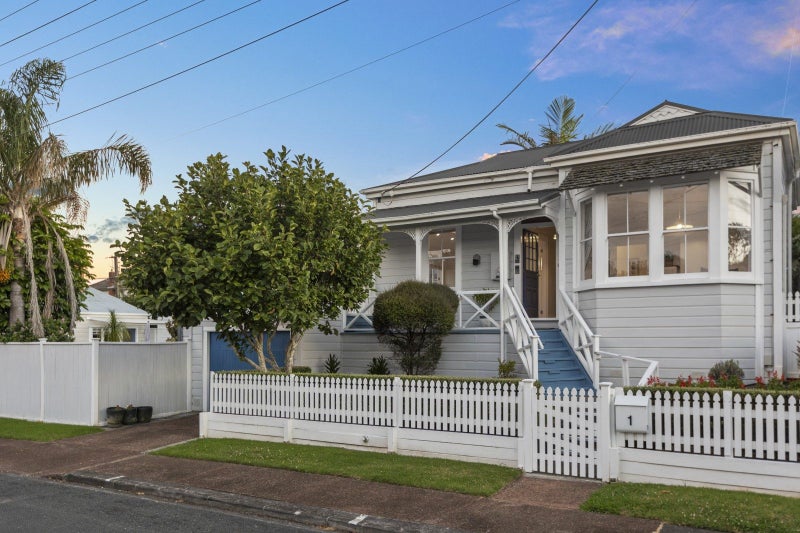 1 St Leonards Road, Devonport, Auckland - Carousel 21