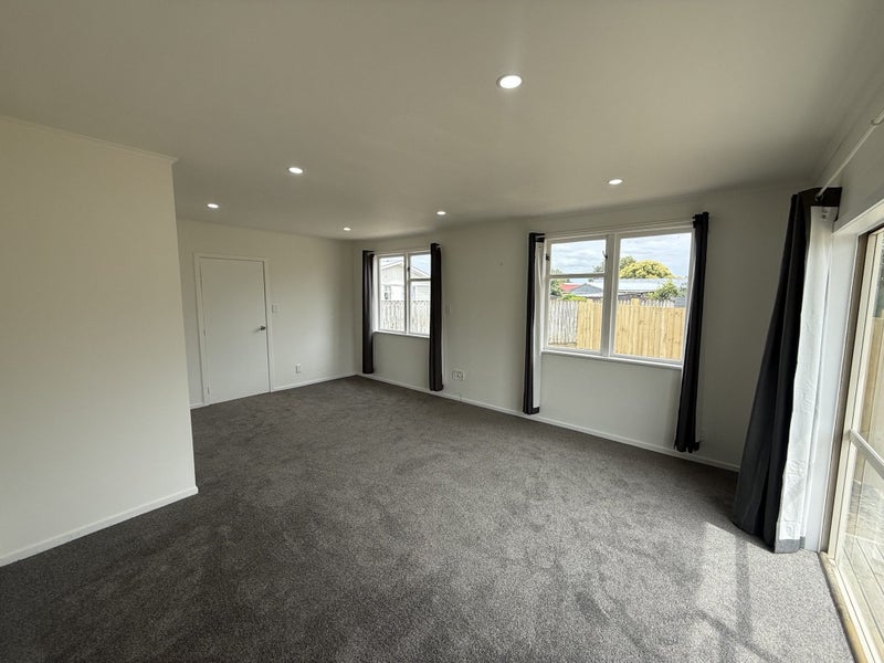 8 Benbow Place, Awapuni, Palmerston North - Carousel 2