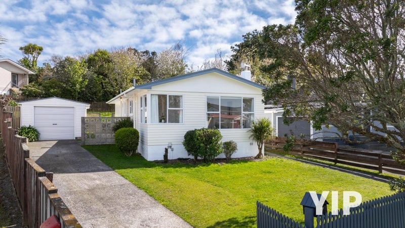 7 Loasby Crescent, Newlands, Wellington - Carousel 1
