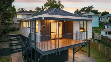 12 Halloran Place, Massey, Auckland - Carousel 1