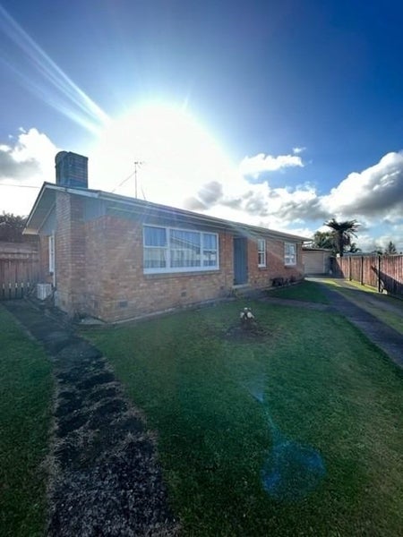 12 Larnach Street, St Andrews, Hamilton - Carousel 1