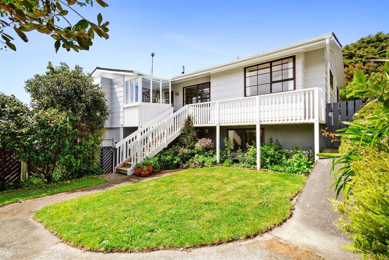 15 Cambrian Street, Churton Park, Wellington - Carousel 1