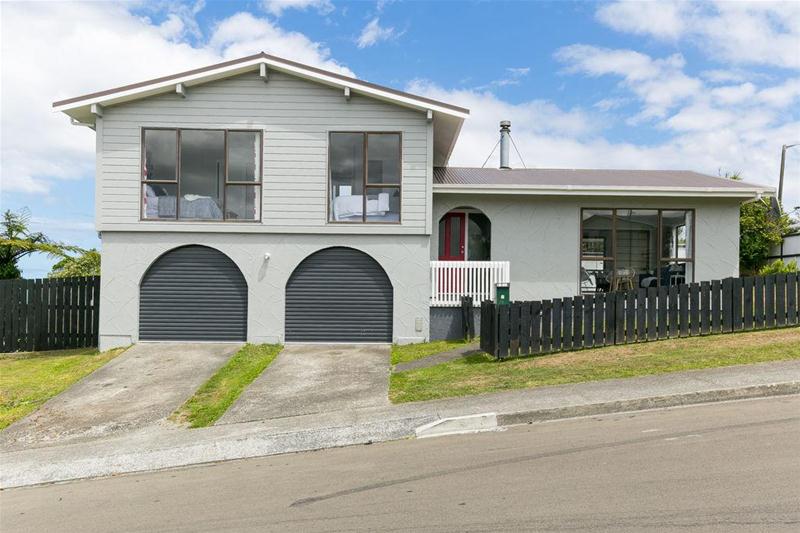 8 Cheltenham Terrace, Newlands, Wellington - Carousel 1